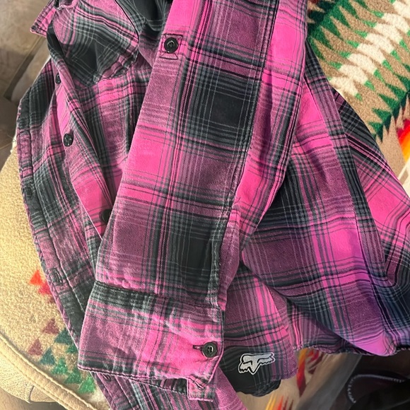 🌵=3/$20-FOX-Plaid Button-Up Shirt-“Pink & Black”-Size Lg but fits like a Medium - Picture 11 of 15